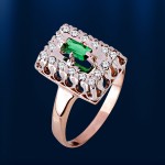 Златни прстен са дијамантима и смарагдом. Бицолор