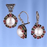 Srebrny komplet z perłami, szmaragdami i rubinami