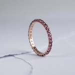 Gouden ring van roze goud met strass steentjes