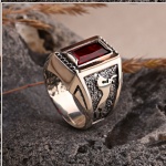 Anillo para hombre elaborado en plata, oro rojo y circonitas.