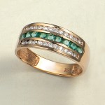 Zlatý prsten s diamanty, smaragdy. Dvoubarevná