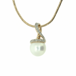 Golden pendant with pearl and diamonds