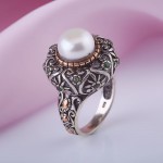 Srebrny pierścionek z perłą i szmaragdem