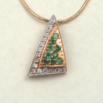 Gullanheng med diamanter, smaragd