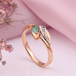 Gouden ring met diamanten en smaragd. Tweekleurig