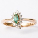 Jemný prsteň s diamantmi a smaragdom