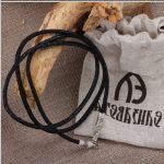 Кружевное колье из кожи и серебра