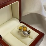 Zilveren ring met barnsteen. Driekleur