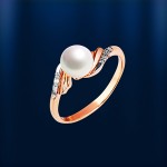 Ring with pearl made of red gold