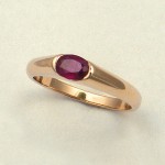 Златен пръстен с рубин.