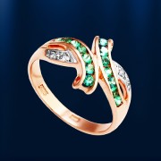 Goldener Ring. Smaragde und Diamanten