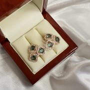 Vergoldete Ohrringe „Blumen“. Topas London und Zirkonia