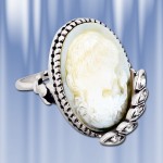 Pierścionek „Aparat” z masą perłową. Srebro 925.