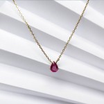 Gold necklace with ruby ​​in the orange cape
