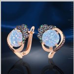 Gümüş küpe altın kaplamadır. Opal, zümrüt ve safir