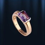 Gold ring with amethyst.