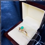 Gullring "Bouquet". Chrysoprase og Zirconia