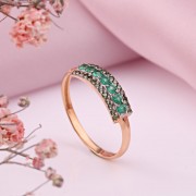 Goldener Ring. Grüner Diamant und Smaragd.
