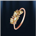 Anello in oro con fianiti