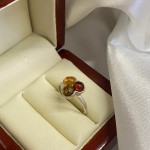 Stříbrný prsten s jantarem. Trikolóra
