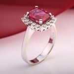 Златен пръстен с диаманти и рубин