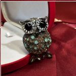 Fermall de bijouteria "Mòsol". Zirconia, ònix i òpal