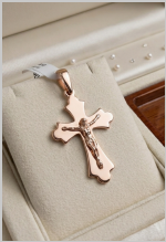 Colgante cruz de oro con crucifijo