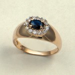 Златен пръстен с диаманти, сапфир