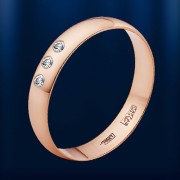 Русское обручальное кольцо из золота с бриллиантом.