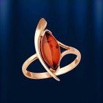 Златен пръстен с кехлибар