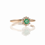 Goldener Ring mit Smaragd und Diamanten