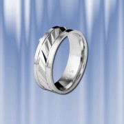 Обручальное кольцо из серебра 925 пробы.
