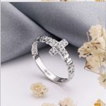 Anello in argento con zirconi SOKOLOV