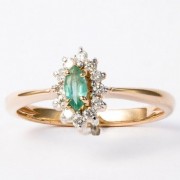 Schöner Ring mit Diamanten und Smaragd