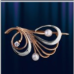 Goldbrosche mit Perlen. Russisches Gold