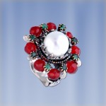 Silver ring with pearl. Garnet and emerald