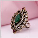 Anillo de plata con rubí, crisoprasa y circonitas.