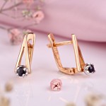 Gold earrings. sapphire