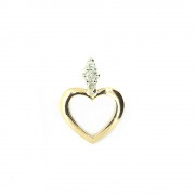 Золотой кулон в форме сердца с бриллиантами.