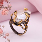 Pozlacený stříbrný prsten s barokní perlou a zirkony