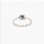 Anillo con diamantes y zafiro.