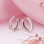 Brincos dourados feitos de ouro branco 585 com crioulos de diamante