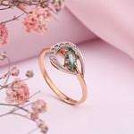 Gold ring with diamonds and emerald. Bicolor