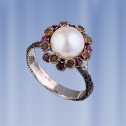 Серебряное кольцо с жемчугом и изумрудом, рубинами