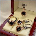 Серебряный комплект из оникса и циркония.