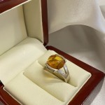 Stříbrný prsten s jantarem