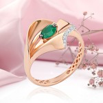 Gold ring with diamonds and emerald