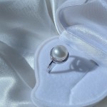 Silver ring with pearls and zirconia