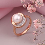 Perlen und Zirkonia. goldener Ring