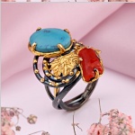 Anillo de plata bañada en oro con turquesas y corales.